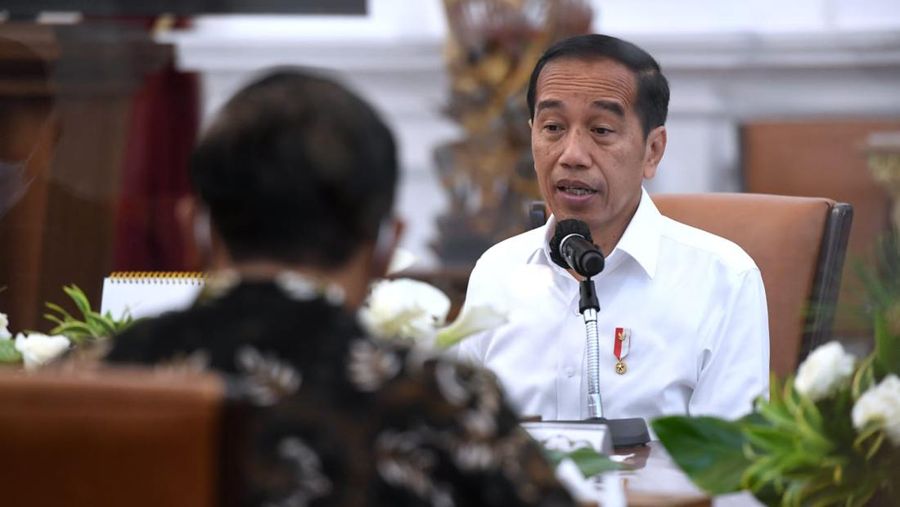Presiden Joko Widodo memimpin rapat bersama jajarannya yang secara khusus membahas mengenai visa on arrival (VoA) dan Kartu Izin Tinggal Terbatas (Kitas). Rapat tersebut digelar di Istana Merdeka, Jakarta, pada Jumat, 9 September 2022. (Foto: Lukas - Biro Pers Sekretariat Presiden)