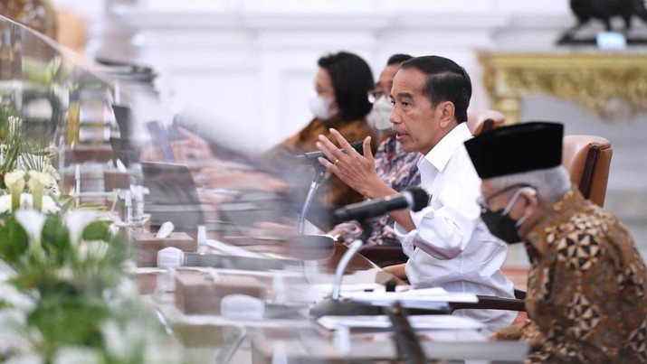 Presiden Joko Widodo memimpin rapat bersama jajarannya yang secara khusus membahas mengenai visa on arrival (VoA) dan Kartu Izin Tinggal Terbatas (Kitas). Rapat tersebut digelar di Istana Merdeka, Jakarta, pada Jumat, 9 September 2022. (Foto: Lukas - Biro Pers Sekretariat Presiden) Presiden Joko Widodo memimpin rapat bersama jajarannya yang secara khusus membahas mengenai visa on arrival (VoA) dan Kartu Izin Tinggal Terbatas (Kitas). Rapat tersebut digelar di Istana Merdeka, Jakarta, pada Jumat, 9 September 2022. (Foto: Lukas - Biro Pers Sekretariat Presiden)