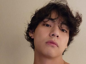 Tak Terkalahkan! V BTS Kembali Raih Gelar Pria Tertampan Dunia 2025