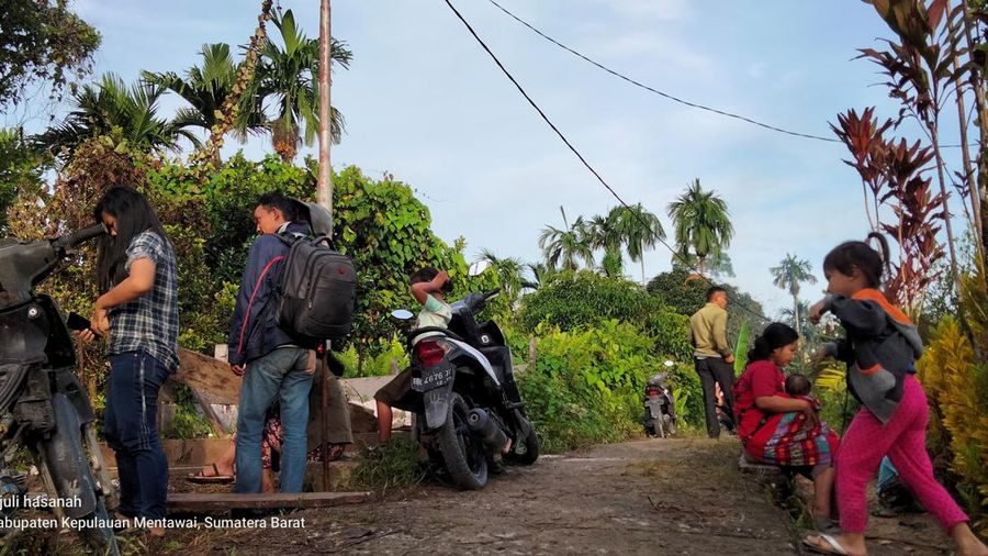 Warga berkumpul di luar rumah mereka setelah gempa bumi di Kepulauan Mentawai Indonesia, di desa Muara Sikabaluan di Siberut Utara, provinsi Sumatera Barat, Minggu (11/9/2022). (Photo by BAMBANG SAGURUNG/AFP via Getty Images)