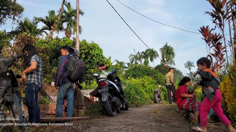 Warga berkumpul di luar rumah mereka setelah gempa bumi di Kepulauan Mentawai Indonesia, di desa Muara Sikabaluan di Siberut Utara, provinsi Sumatera Barat, Minggu (11/9/2022). (Photo by BAMBANG SAGURUNG/AFP via Getty Images)