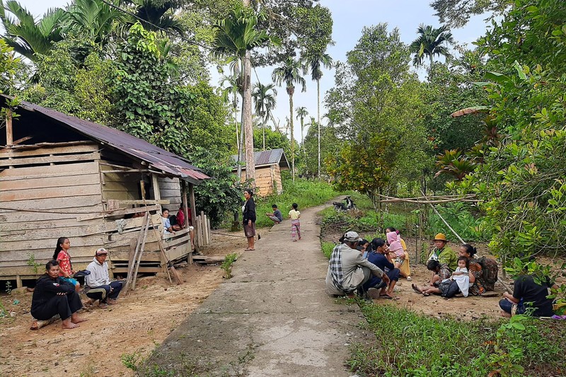 Gempa Mentawai Warga berkumpul di luar rumah mereka setelah gempa bumi di Kepulauan Mentawai Indonesia, di desa Muara Sikabaluan di Siberut Utara, provinsi Sumatera Barat, Minggu (11/9/2022). (Photo by BAMBANG SAGURUNG/AFP via Getty Images)