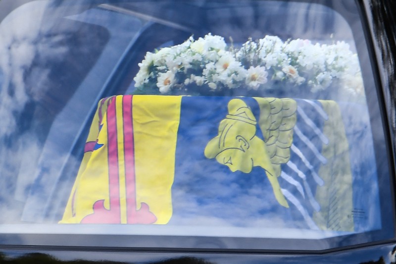 Mobil jenazah yang membawa peti mati Ratu Elizabeth Inggris meninggalkan Kastil Balmoral, di Balmoral, Skotlandia, Inggris ke Istana Holyroodhouse di Edinburgh Mobil jenazah membawa peti mati Ratu Elizabeth II yang ditutupi Standar Kerajaan untuk Skotlandia dan karangan bunga meninggalkan Kastil Balmoral, di Balmoral, Skotlandia, Inggris, Minggu (11/9/2022). Peti mati ratu akan dibawa sejauh 290 km melalui jalan darat dari perkebunan terpencil ke Istana Holyroodhouse di Edinburgh. (Photo by Owen Humphreys/PA Images via Getty Images)