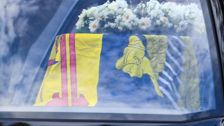 Mobil jenazah membawa peti mati Ratu Elizabeth II yang ditutupi Standar Kerajaan untuk Skotlandia dan karangan bunga meninggalkan Kastil Balmoral, di Balmoral, Skotlandia, Inggris, Minggu (11/9/2022). Peti mati ratu akan dibawa sejauh 290 km melalui jalan darat dari perkebunan terpencil ke Istana Holyroodhouse di Edinburgh. (Photo by ANDY BUCHANAN/AFP via Getty Images)