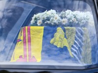 Duh, Penjaga Peti Mati Ratu Elizabeth Tiba-tiba Ambruk