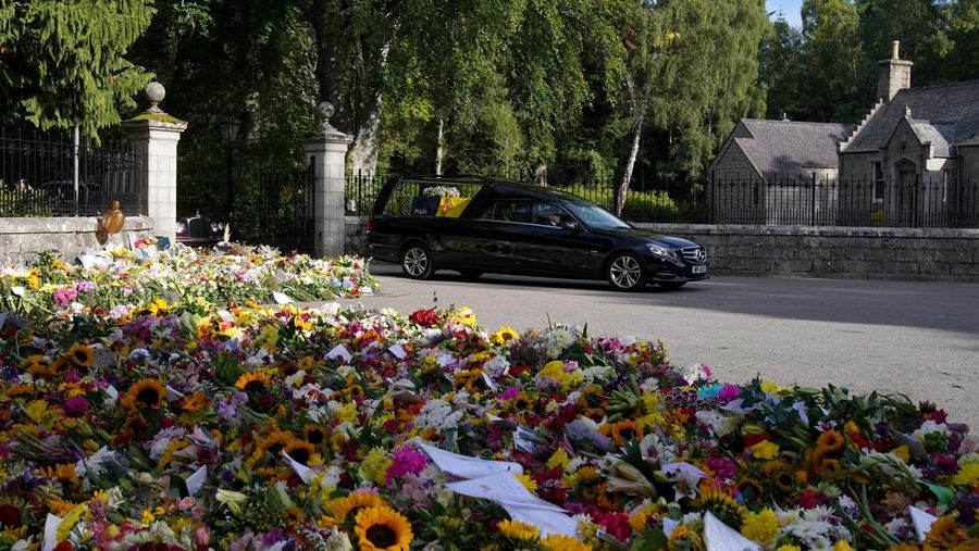 Mobil jenazah yang membawa peti mati Ratu Elizabeth Inggris meninggalkan Kastil Balmoral, di Balmoral, Skotlandia, Inggris ke Istana Holyroodhouse di Edinburgh