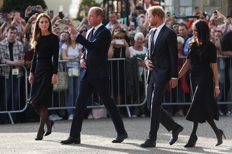 Putri Wales, Kate Middleton dan Pangeran Wales, William bersama Duke of Sussex, Pangeran Harry beserta istrinya Duchess of Sussex, Meghan Markle berjalan di luar Kastil Windsor, Inggris, Sabtu (10/9/2022). Pasangan itu berada di Inggris dalam kunjungan singkat ketika ratu Elizabeth, raja terlama di Inggris, meninggal pada hari Kamis (7/9/2022). (Photo by Chris Jackson - WPA Pool/Getty Images)