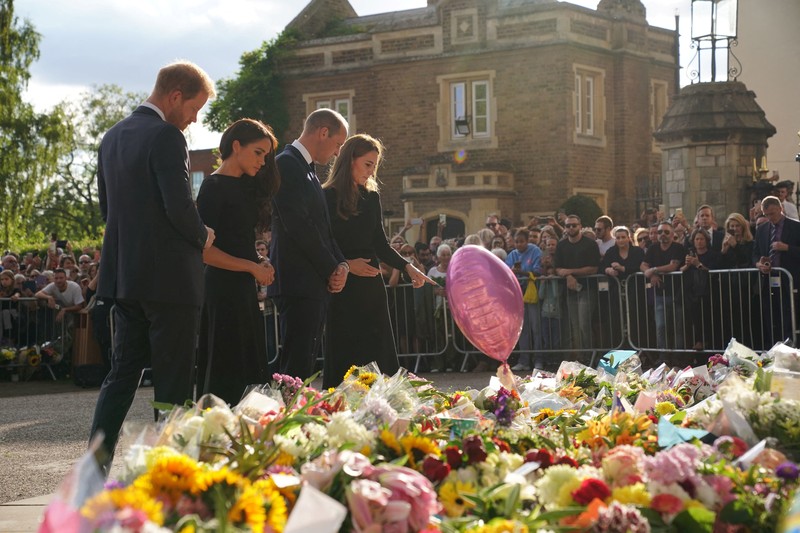 Pangeran Wales, William dan Putri Wales, Kate Middleton bersama Pangeran Harry beserta istrinya Meghan Markle Saat ratu Elizabeth II Meninggal Putri Wales, Kate Middleton dan Pangeran Wales, William bersama Duke of Sussex, Pangeran Harry beserta istrinya Duchess of Sussex, Meghan Markle berjalan di luar Kastil Windsor, Inggris, Sabtu (10/9/2022). Pasangan itu berada di Inggris dalam kunjungan singkat ketika ratu Elizabeth, raja terlama di Inggris, meninggal pada hari Kamis (7/9/2022). (Photo by Chris Jackson - WPA Pool/Getty Images)