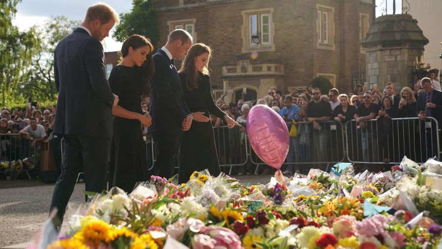 Putri Wales, Kate Middleton dan Pangeran Wales, William bersama Duke of Sussex, Pangeran Harry beserta istrinya Duchess of Sussex, Meghan Markle berjalan di luar Kastil Windsor, Inggris, Sabtu (10/9/2022). Pasangan itu berada di Inggris dalam kunjungan singkat ketika ratu Elizabeth, raja terlama di Inggris, meninggal pada hari Kamis (7/9/2022). (Photo by Chris Jackson - WPA Pool/Getty Images)