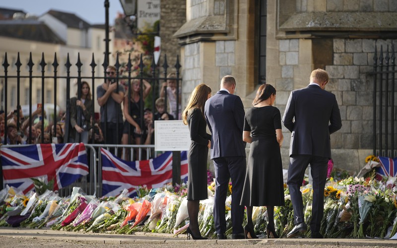 Putri Wales, Kate Middleton dan Pangeran Wales, William bersama Duke of Sussex, Pangeran Harry beserta istrinya Duchess of Sussex, Meghan Markle berjalan di luar Kastil Windsor, Inggris, Sabtu (10/9/2022). Pasangan itu berada di Inggris dalam kunjungan singkat ketika ratu Elizabeth, raja terlama di Inggris, meninggal pada hari Kamis (7/9/2022). (Photo by Chris Jackson - WPA Pool/Getty Images)