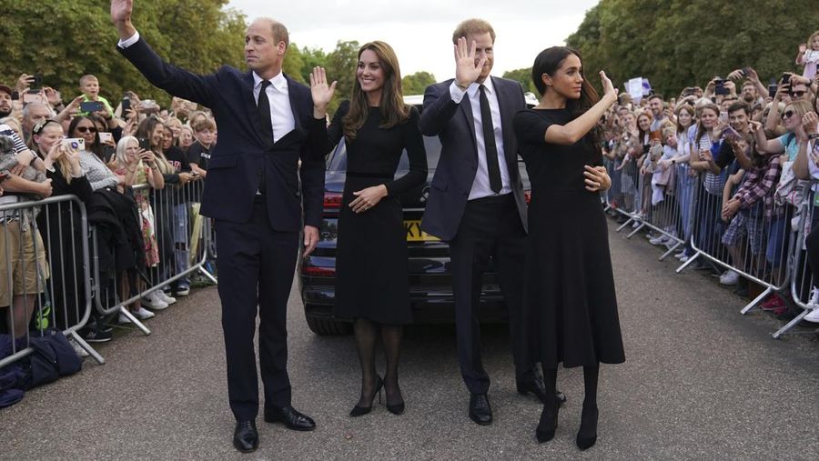 Putri Wales, Kate Middleton dan Pangeran Wales, William bersama Duke of Sussex, Pangeran Harry beserta istrinya Duchess of Sussex, Meghan Markle berjalan di luar Kastil Windsor, Inggris, Sabtu (10/9/2022). Pasangan itu berada di Inggris dalam kunjungan singkat ketika ratu Elizabeth, raja terlama di Inggris, meninggal pada hari Kamis (7/9/2022). (Photo by Chris Jackson - WPA Pool/Getty Images)