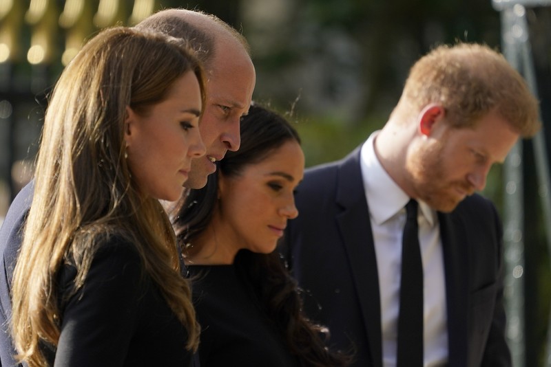 Putri Wales, Kate Middleton dan Pangeran Wales, William bersama Duke of Sussex, Pangeran Harry beserta istrinya Duchess of Sussex, Meghan Markle berjalan di luar Kastil Windsor, Inggris, Sabtu (10/9/2022). Pasangan itu berada di Inggris dalam kunjungan singkat ketika ratu Elizabeth, raja terlama di Inggris, meninggal pada hari Kamis (7/9/2022). (Photo by Chris Jackson - WPA Pool/Getty Images)