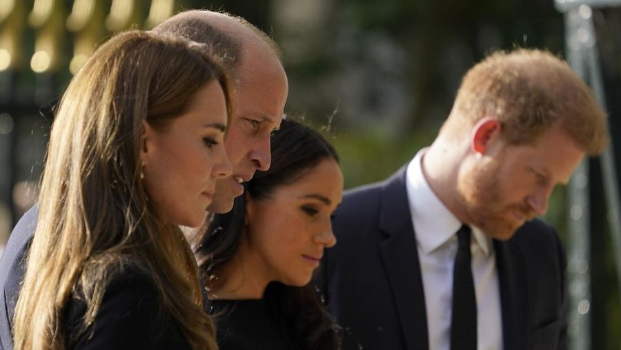 Putri Wales, Kate Middleton dan Pangeran Wales, William bersama Duke of Sussex, Pangeran Harry beserta istrinya Duchess of Sussex, Meghan Markle berjalan di luar Kastil Windsor, Inggris, Sabtu (10/9/2022). Pasangan itu berada di Inggris dalam kunjungan singkat ketika ratu Elizabeth, raja terlama di Inggris, meninggal pada hari Kamis (7/9/2022). (Photo by Chris Jackson - WPA Pool/Getty Images)