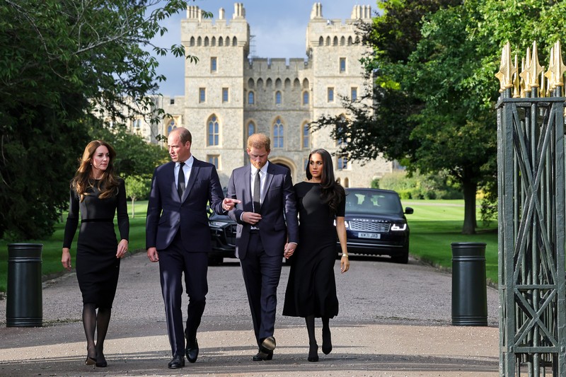 Pangeran Wales, William dan Putri Wales, Kate Middleton bersama Pangeran Harry beserta istrinya Meghan Markle Saat ratu Elizabeth II Meninggal Putri Wales, Kate Middleton dan Pangeran Wales, William bersama Duke of Sussex, Pangeran Harry beserta istrinya Duchess of Sussex, Meghan Markle berjalan di luar Kastil Windsor, Inggris, Sabtu (10/9/2022). Pasangan itu berada di Inggris dalam kunjungan singkat ketika ratu Elizabeth, raja terlama di Inggris, meninggal pada hari Kamis (7/9/2022). (Photo by Chris Jackson - WPA Pool/Getty Images)