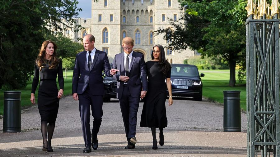 Putri Wales, Kate Middleton dan Pangeran Wales, William bersama Duke of Sussex, Pangeran Harry beserta istrinya Duchess of Sussex, Meghan Markle berjalan di luar Kastil Windsor, Inggris, Sabtu (10/9/2022). Pasangan itu berada di Inggris dalam kunjungan singkat ketika ratu Elizabeth, raja terlama di Inggris, meninggal pada hari Kamis (7/9/2022). (Photo by Chris Jackson - WPA Pool/Getty Images)