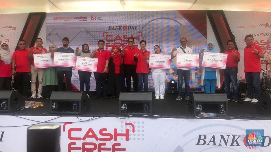 Bank DKI menyalurkan KUR kepada sejumlah debitur UMKM.