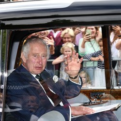 Potret Raja Charles III Menyapa Warga Usai Upacara Proklamasi