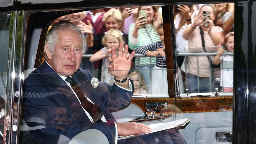 Pejabat dan anggota terpilih dari City of London Corporation menyanyikan Lagu Kebangsaan selama upacara pembacaan Proklamasi Raja baru Inggris setelah meninggalnya Ratu Elizabeth II di Royal Exchange di Kota London, Sabtu (10/9/2022). Raja Charles III telah resmi diumumkan sebagai Raja Inggris dalam sebuah upacara yang sarat dengan tradisi kuno dan untuk pertama kalinya, disiarkan secara langsung. (James Manning/Pool via REUTERS)