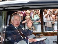 Potret Raja Charles III Menyapa Warga Usai Upacara Proklamasi