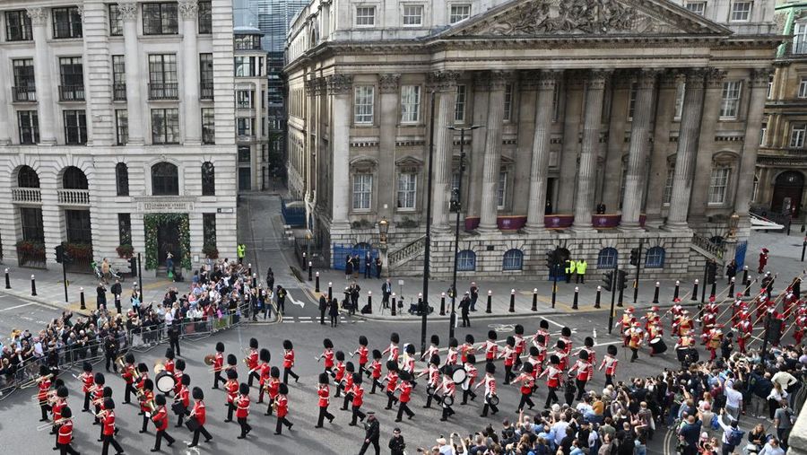 Band of the Honorable Artillery Company tampil dalam prosesi upacara pembacaan Proklamasi Raja baru Inggris setelah meninggalnya Ratu Elizabeth II di Royal Exchange di Kota London, Sabtu (10/9/2022). Raja Charles III telah resmi diumumkan sebagai Raja Inggris dalam sebuah upacara yang sarat dengan tradisi kuno dan untuk pertama kalinya, disiarkan secara langsung. (Leon Neal/Pool via REUTERS)