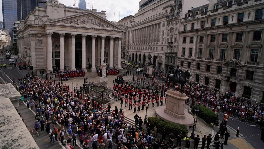 Pejabat dan anggota terpilih dari City of London Corporation menyanyikan Lagu Kebangsaan selama upacara pembacaan Proklamasi Raja baru Inggris setelah meninggalnya Ratu Elizabeth II di Royal Exchange di Kota London, Sabtu (10/9/2022). Raja Charles III telah resmi diumumkan sebagai Raja Inggris dalam sebuah upacara yang sarat dengan tradisi kuno dan untuk pertama kalinya, disiarkan secara langsung. (James Manning/Pool via REUTERS)