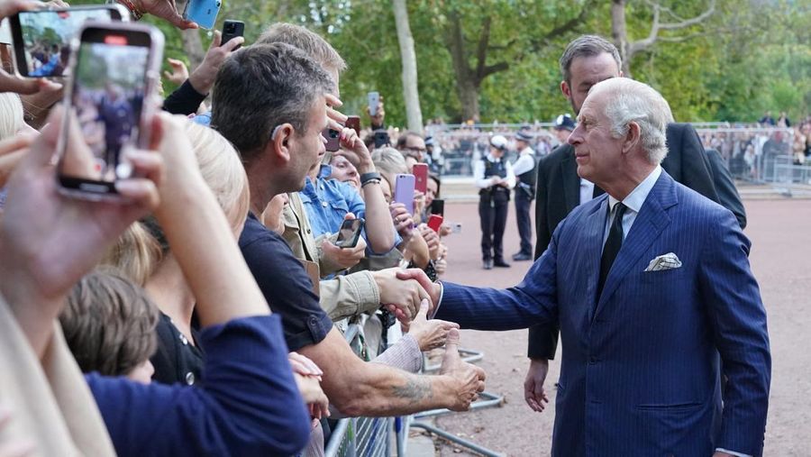 Pejabat dan anggota terpilih dari City of London Corporation menyanyikan Lagu Kebangsaan selama upacara pembacaan Proklamasi Raja baru Inggris setelah meninggalnya Ratu Elizabeth II di Royal Exchange di Kota London, Sabtu (10/9/2022). Raja Charles III telah resmi diumumkan sebagai Raja Inggris dalam sebuah upacara yang sarat dengan tradisi kuno dan untuk pertama kalinya, disiarkan secara langsung. (James Manning/Pool via REUTERS)