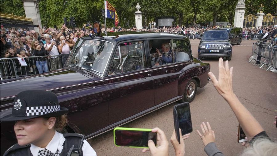 Pejabat dan anggota terpilih dari City of London Corporation menyanyikan Lagu Kebangsaan selama upacara pembacaan Proklamasi Raja baru Inggris setelah meninggalnya Ratu Elizabeth II di Royal Exchange di Kota London, Sabtu (10/9/2022). Raja Charles III telah resmi diumumkan sebagai Raja Inggris dalam sebuah upacara yang sarat dengan tradisi kuno dan untuk pertama kalinya, disiarkan secara langsung. (James Manning/Pool via REUTERS)