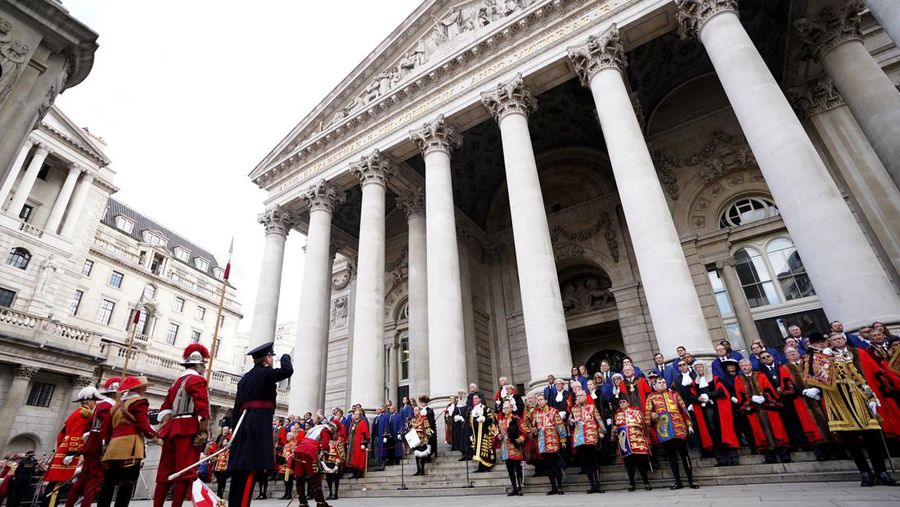 Pejabat dan anggota terpilih dari City of London Corporation menyanyikan Lagu Kebangsaan selama upacara pembacaan Proklamasi Raja baru Inggris setelah meninggalnya Ratu Elizabeth II di Royal Exchange di Kota London, Sabtu (10/9/2022). Raja Charles III telah resmi diumumkan sebagai Raja Inggris dalam sebuah upacara yang sarat dengan tradisi kuno dan untuk pertama kalinya, disiarkan secara langsung. (James Manning/Pool via REUTERS)