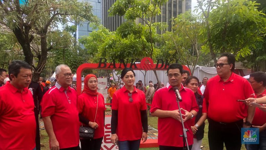 Wakil Gubernur DKI Jakarta Ahmad Riza Patria bersama Direktur Utama Bank DKI Fidri Arnaldy dan Anggota Komisioner OJK Friderica Widyasari Dewi di Cash Free Day, Minggu (11/9).