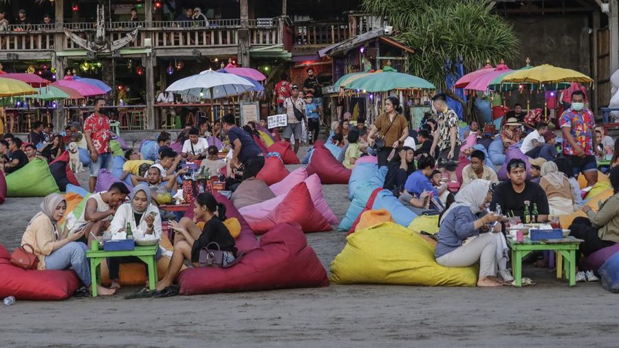 BALI, INDONESIA - MARCH 12: Tourists enjoys the beach amid the Covid-19 pandemic at Canggu Beach, Bali, Indonesia on March 12, 2022. The Indonesian government has eased the Covid-19 restriction for domestic travelers who have been fully vaccinated may travel or use any public transportation without the Covid-19 test and quarantine-free entry for international tourists into Bali as the infection case decreasing lately. (Photo by Johannes P. Christo/Anadolu Agency via Getty Images)