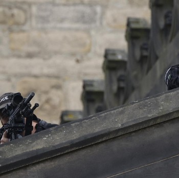 Sangar! Potret Sniper Wara-wiri di Pemakaman Ratu Elizabeth