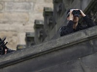 Sangar! Potret Sniper Wara-wiri di Pemakaman Ratu Elizabeth