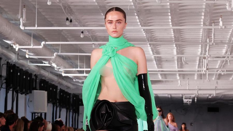 NEW YORK, NEW YORK - SEPTEMBER 10: Ella Emhoff walks the runway during the S/S 2023 Prabal Gurung fashion show during New York Fashion Week at United Nations Plaza on September 10, 2022 in New York City. (Photo by Taylor Hill/FilmMagic)
