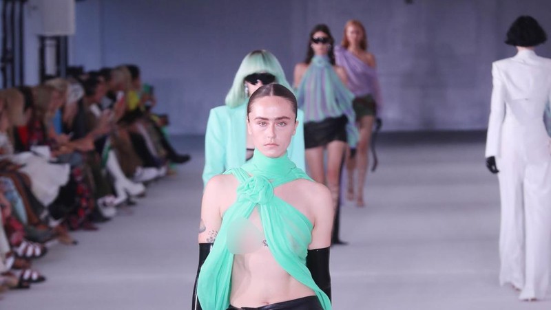 NEW YORK, NEW YORK - SEPTEMBER 10: Ella Emhoff walks the runway during the S/S 2023 Prabal Gurung fashion show during New York Fashion Week at United Nations Plaza on September 10, 2022 in New York City. (Photo by Taylor Hill/FilmMagic)