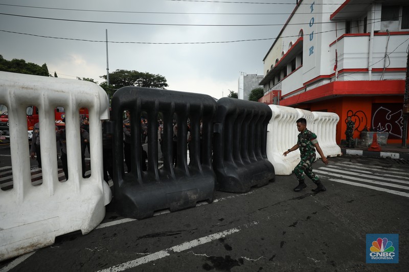 Keamanan Jelang Demo BBM di Jakarta, Senin (12/9) (CNBC Indonesia/Tri Susilo)