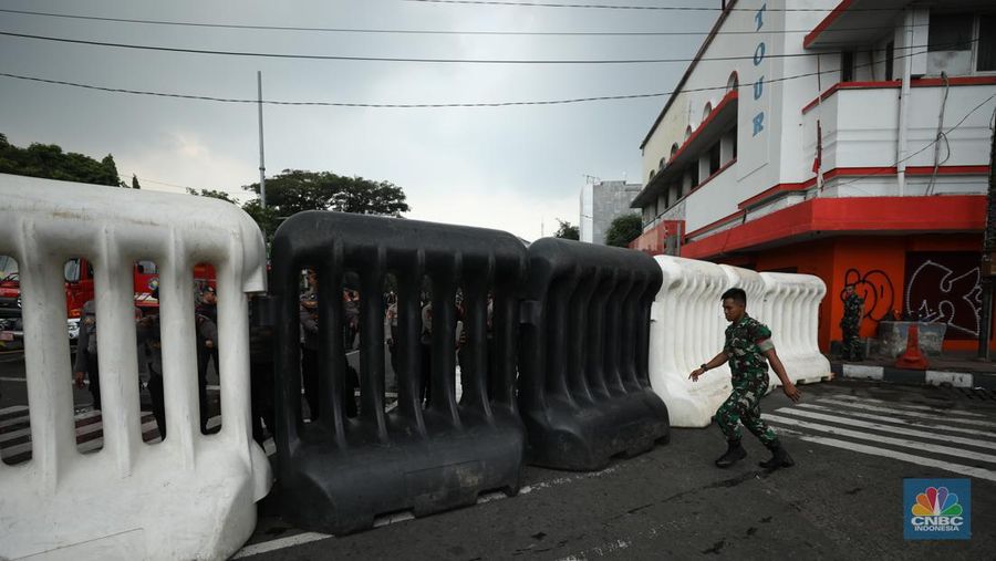 Keamanan Jelang Demo BBM di Jakarta, Senin (12/9) (CNBC Indonesia/Tri Susilo)