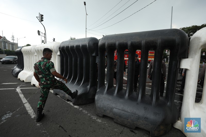 Keamanan Jelang Demo BBM di Jakarta, Senin (12/9) (CNBC Indonesia/Tri Susilo) Keamanan Jelang Demo BBM di Jakarta, Senin (12/9) (CNBC Indonesia/Tri Susilo)