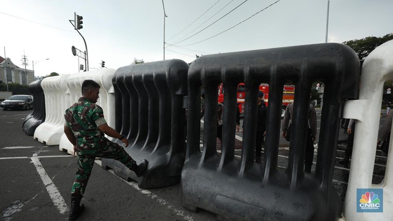Keamanan Jelang Demo BBM di Jakarta, Senin (12/9) (CNBC Indonesia/Tri Susilo)