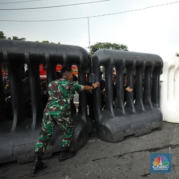 Ada Demo Besar-Besaran, 'Tembok Raksasa' Muncul di Istana
