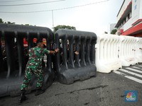 Ada Demo Besar-Besaran, 'Tembok Raksasa' Muncul di Istana