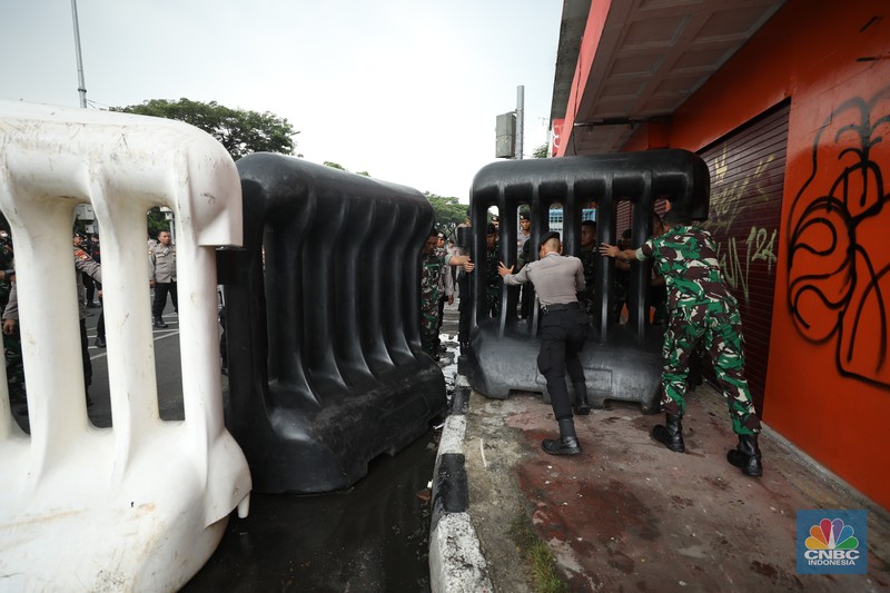 Keamanan Jelang Demo BBM di Jakarta, Senin (12/9) (CNBC Indonesia/Tri Susilo)