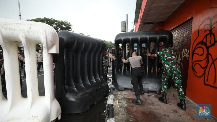 Keamanan Jelang Demo BBM di Jakarta, Senin (12/9) (CNBC Indonesia/Tri Susilo)