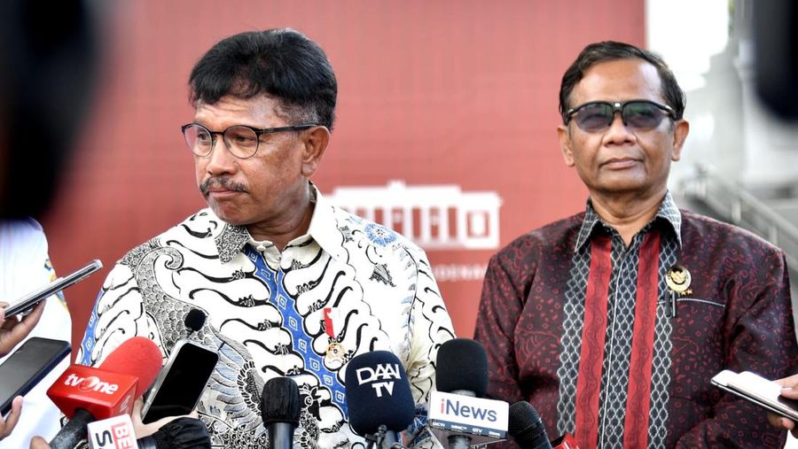 Menkominfo Johnny G Plate bersama Menkopolhukam Mahfud MD memberi keterangan pers usai menghadiri rapat terbatas. (Rusman - Biro Pers Sekretariat Presiden)