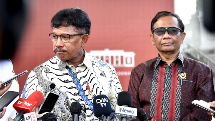 Menkominfo Johnny G Plate bersama Menkopolhukam Mahfud MD memberi keterangan pers usai menghadiri rapat terbatas. (Rusman - Biro Pers Sekretariat Presiden) Menkominfo Johnny G Plate bersama Menkopolhukam Mahfud MD memberi keterangan pers usai menghadiri rapat terbatas. (Rusman - Biro Pers Sekretariat Presiden)