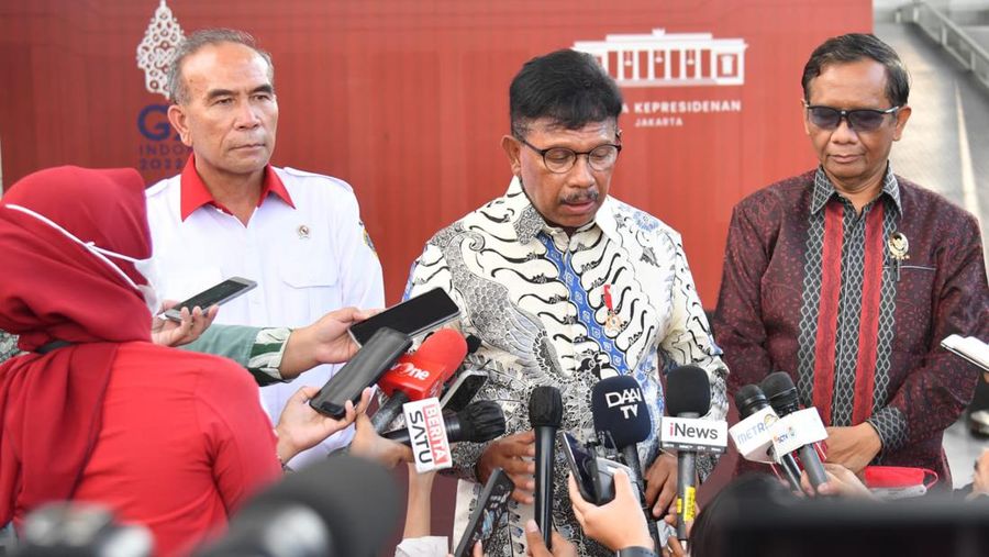 Menkominfo Johnny G Plate bersama Menkopolhukam Mahfud MD memberi keterangan pers usai menghadiri rapat terbatas. (Rusman - Biro Pers Sekretariat Presiden)