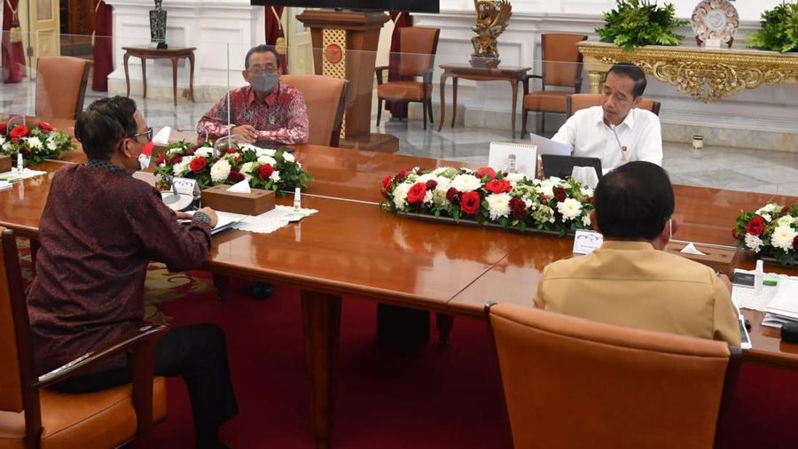 Presiden Joko Widodo menggelar rapat terbatas bersama sejumlah Menteri Kabinet Indonesia Maju di Istana Merdeka, Jakarta, pada Senin, 12 September 2022. (Rusman/Biro Pers Sekretariat Presiden)