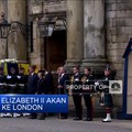 Ribuan Pelayat Sambut Kedatangan Peti Mati Ratu Elizabeth II