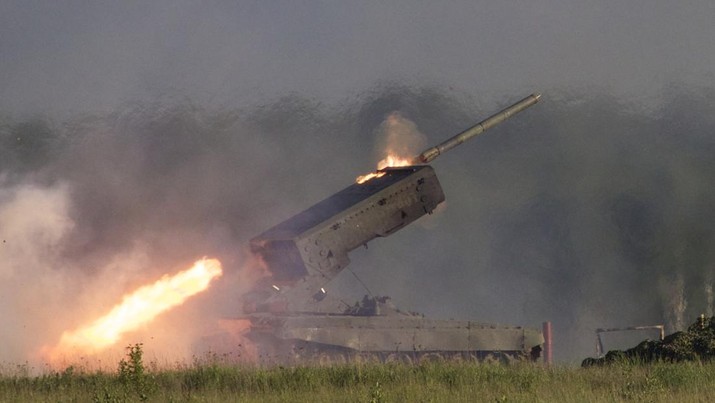Russia Military Russian TOS-1A Solntsepyok (Sunheat) heavy flame throwing launcher fires during the Army-2015 show at a shooting range in Alabino, outside of Moscow, Russia, on Tuesday, June 16, 2015. Russias military this year alone will receive over 40 new intercontinental ballistic missiles capable of piercing any missile defences, President Vladimir Putin said Tuesday in a blunt reminder of the nations nuclear might amid tensions with the West over Ukraine. (AP Photo/Ivan Sekretarev)