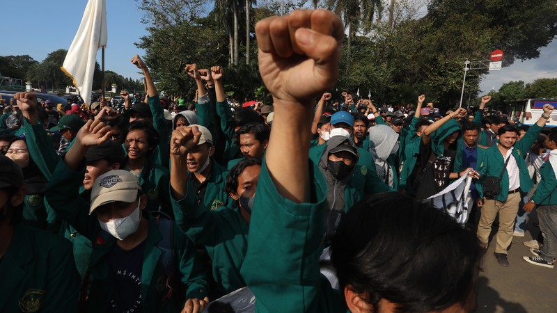 Sejumlah mahasiswa dari Bogor demo tolak kenaikan BBM di patung kuda, Jakarta, Senin (12/9/2022). (CNBC Indonesia/Andrean Kristianto) Sejumlah mahasiswa dari Bogor demo tolak kenaikan BBM di patung kuda, Jakarta, Senin (12/9/2022). (CNBC Indonesia/Andrean Kristianto)