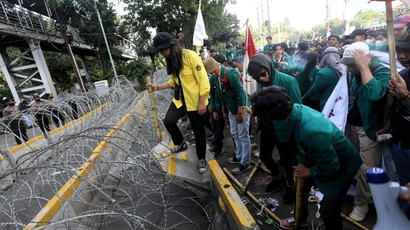 Sejumlah mahasiswa dari Bogor demo tolak kenaikan BBM di patung kuda, Jakarta, Senin (12/9/2022). (CNBC Indonesia/Andrean Kristianto)